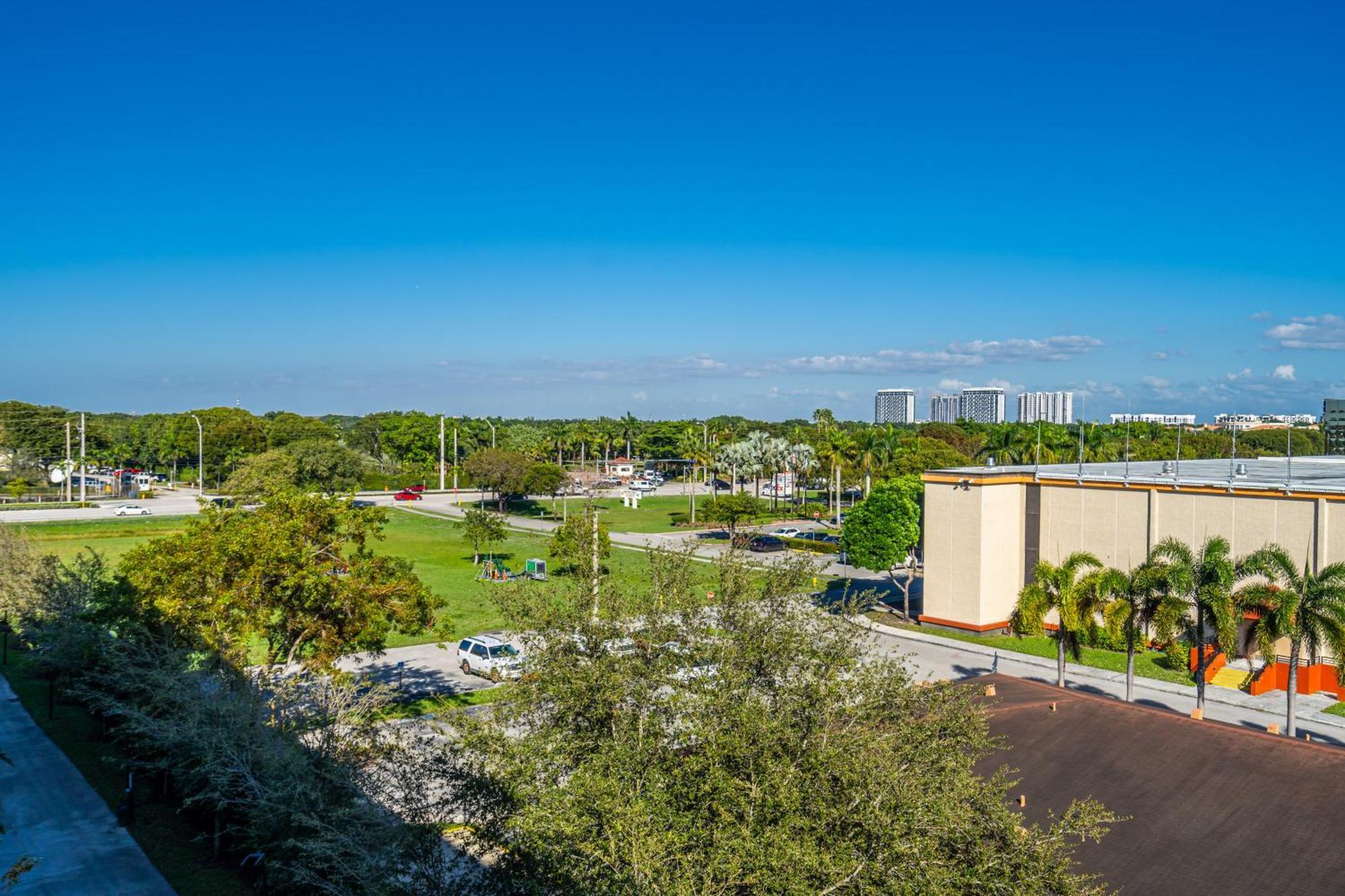 Amazing 2 Bedroom Unit In Doral Miami With Free Parking Hialeah Gardens Esterno foto