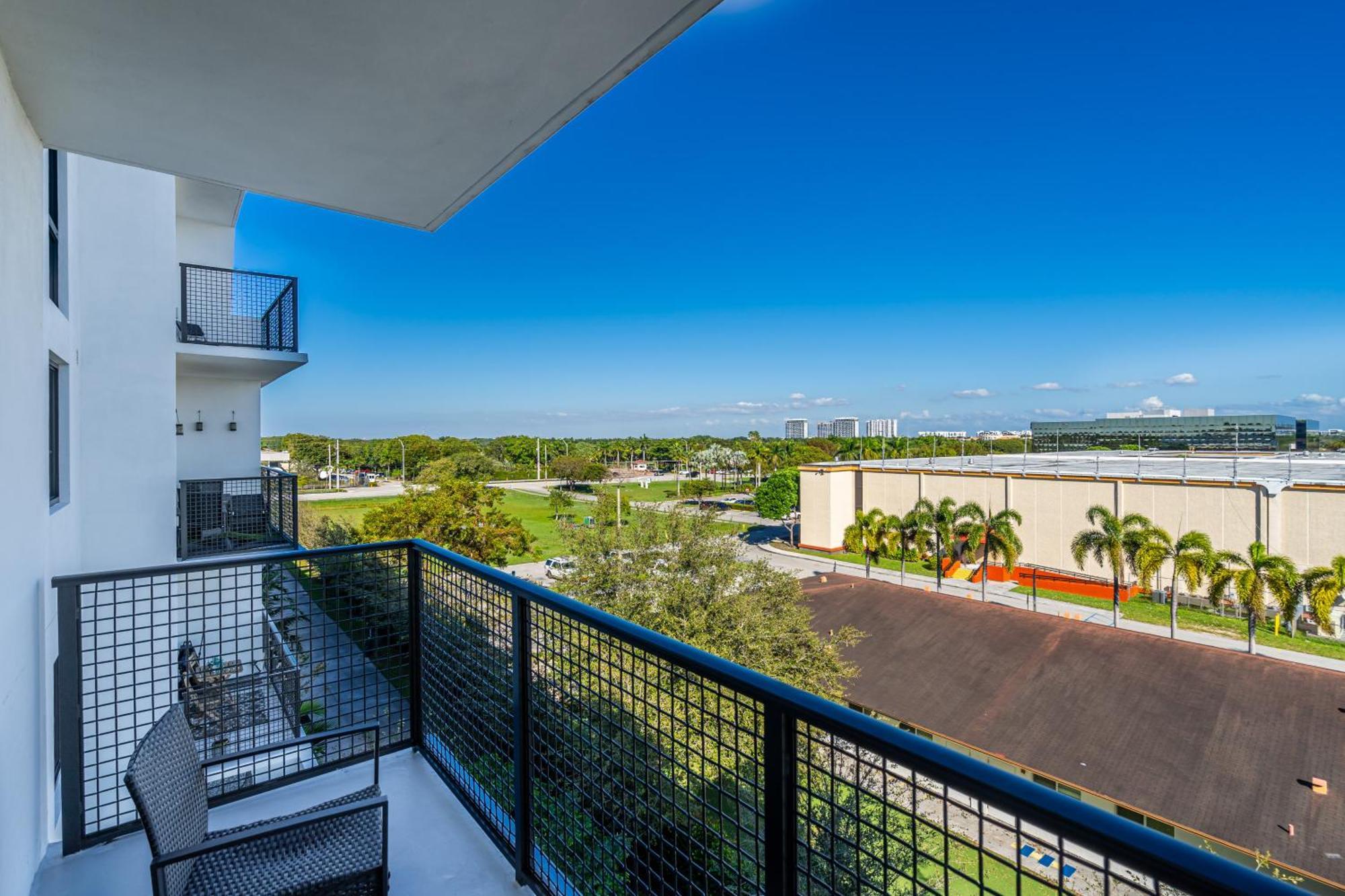 Amazing 2 Bedroom Unit In Doral Miami With Free Parking Hialeah Gardens Esterno foto